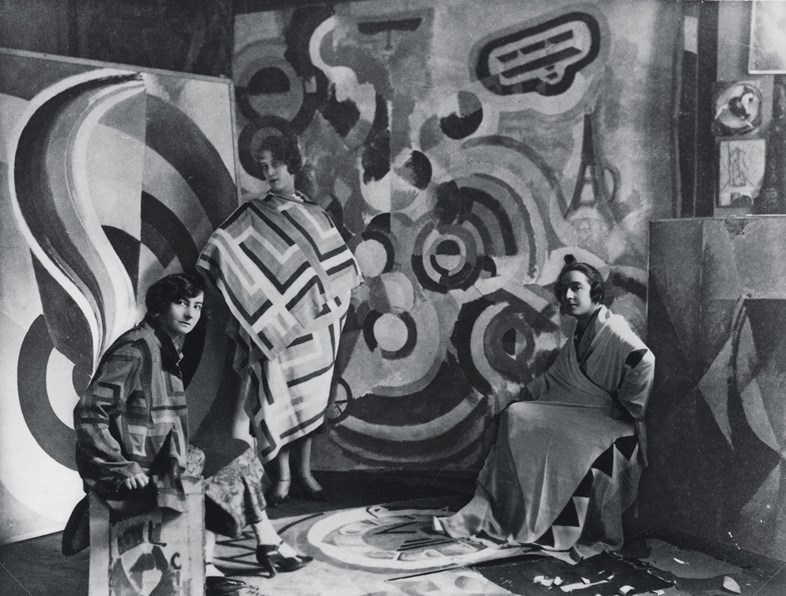 Sonia Delaunay y dos amigas en el estudio de Robert