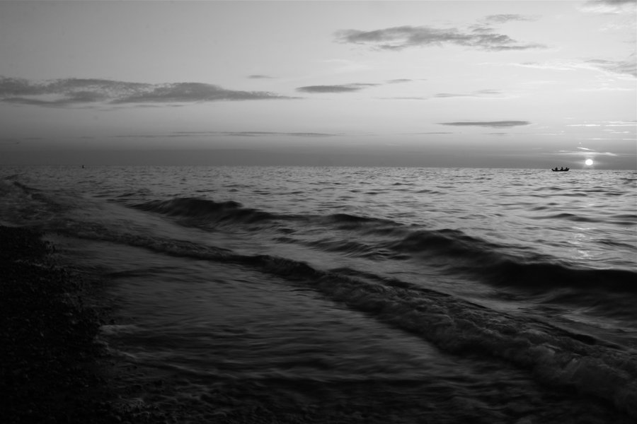 black_and_white_sea_by_dodephine-d4bvpv2