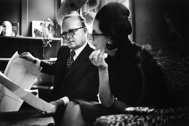 Truman-Capote-escritor-y-colaborador-de-Vogue-discutiendo-un-proyecto-con-Diana-Vreeland-in-1965.-©-James-Karales